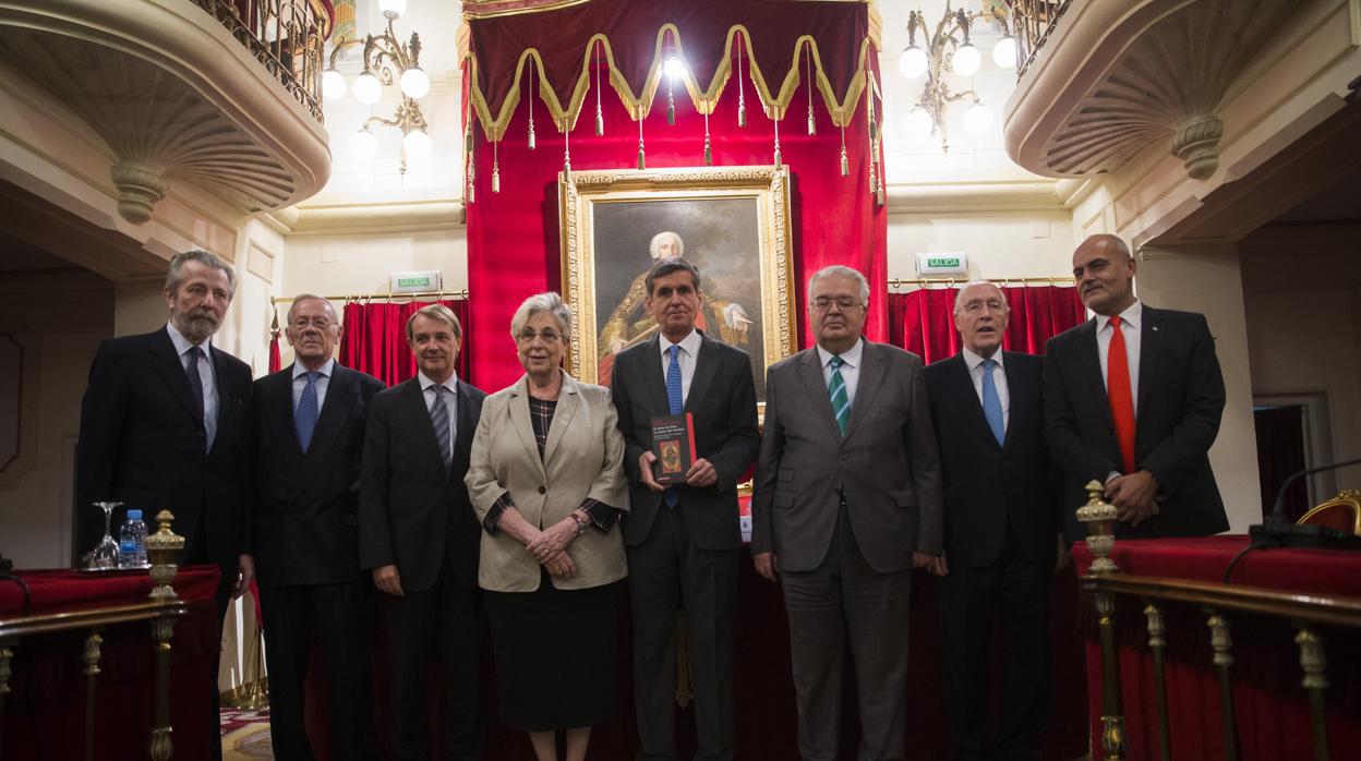 González-Trevijano, con sus acompañantes en la presentación de su libro