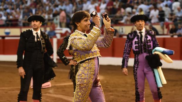 Carteles de una feria de Santander con figuras y revelaciones