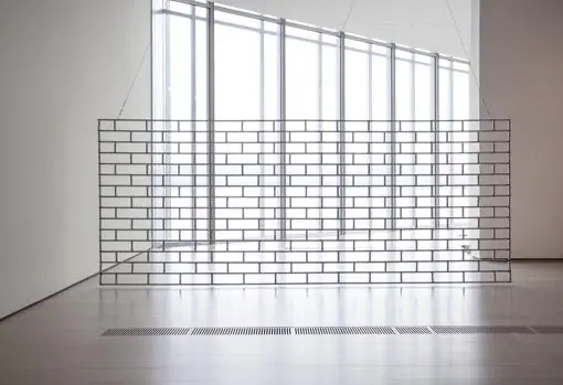 «Bloqueo relativo» (2018). Persiana de comercio modelo «Tijolinho» colgado sobre estructura giratoria (200 x 500 x 2cm)