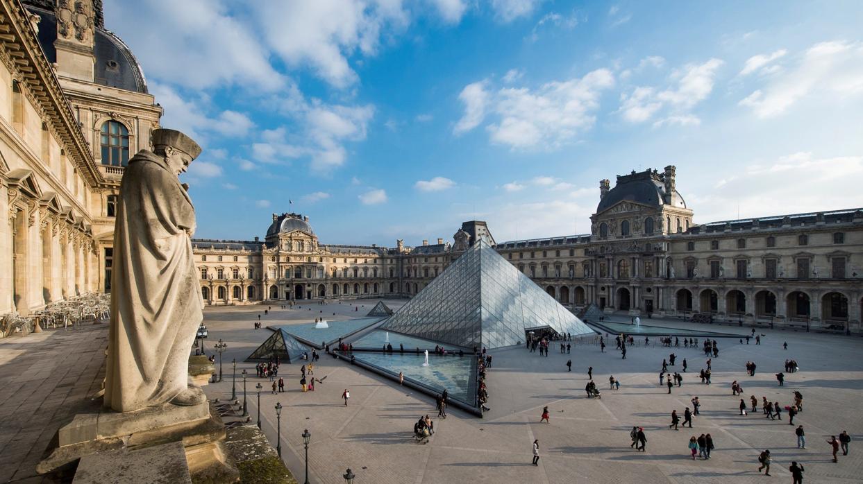 Vista general de la Pirámide del Museo del Louvre, en París