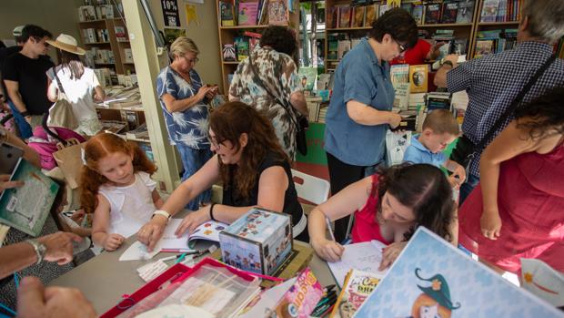 El calor rebaja las ventas en una Feria del Libro de Sevilla con éxito de público en sus actividades