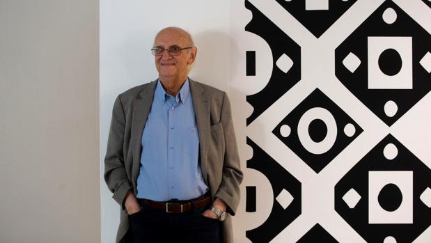 Petros Márkaris: «Las redes sociales han rebajado el discurso político a la altura del betún»