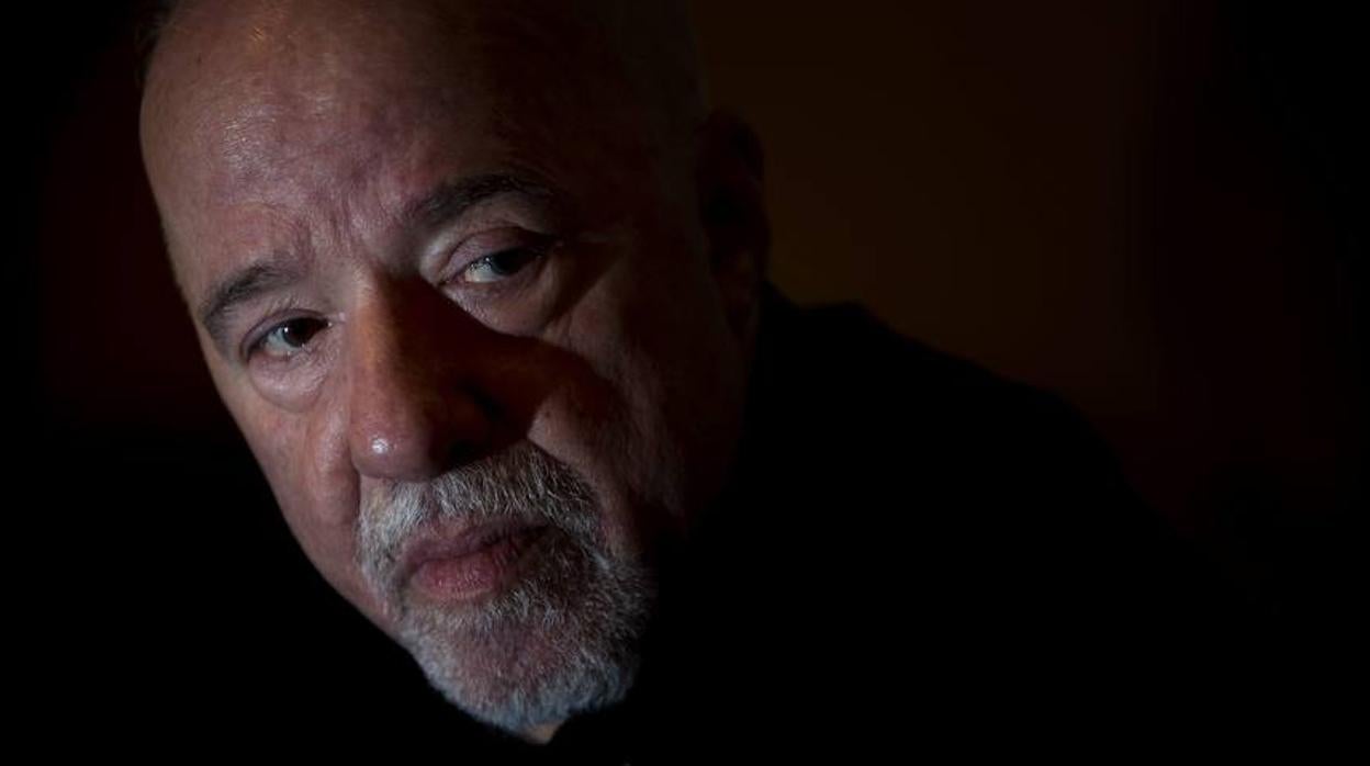 Paulo Coelho quiere regalar sus libros a escuelas y bibliotecas de África