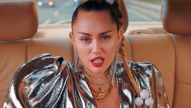 Un fan acosa a Miley Cyrus en Barcelona y llega a besarla