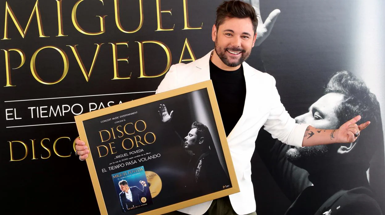 Miguel Poveda, con su disco de oro por «El tiempo pasa volando»