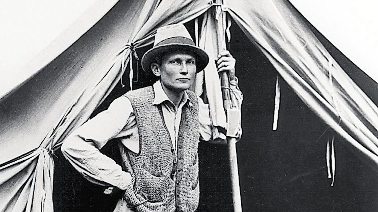 Hiram Bingham, en una tienda cerca de Machu Picchu en 1912