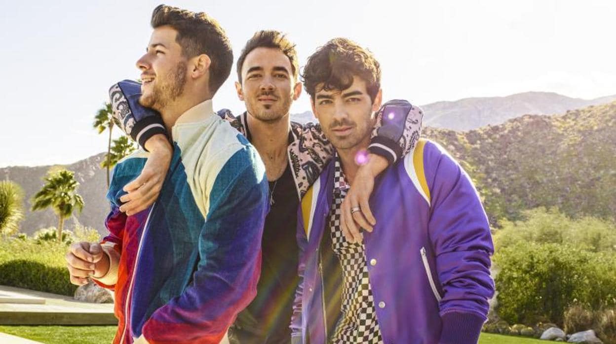 Imagen promocional del regreso de la banda Jonas Brothers; (de izq. a dcha.) Nick, Kevin y Joe Jonas