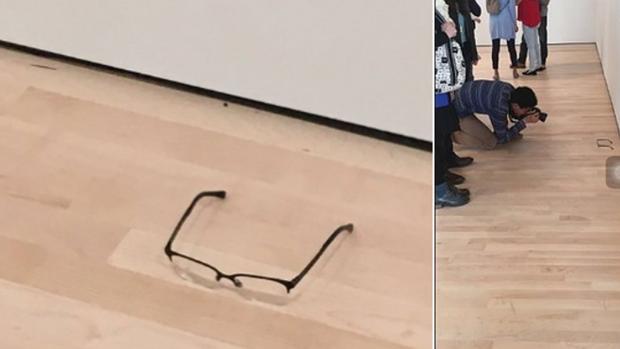 Visitantes de un museo confunden unas gafas «olvidadas» en el suelo con arte