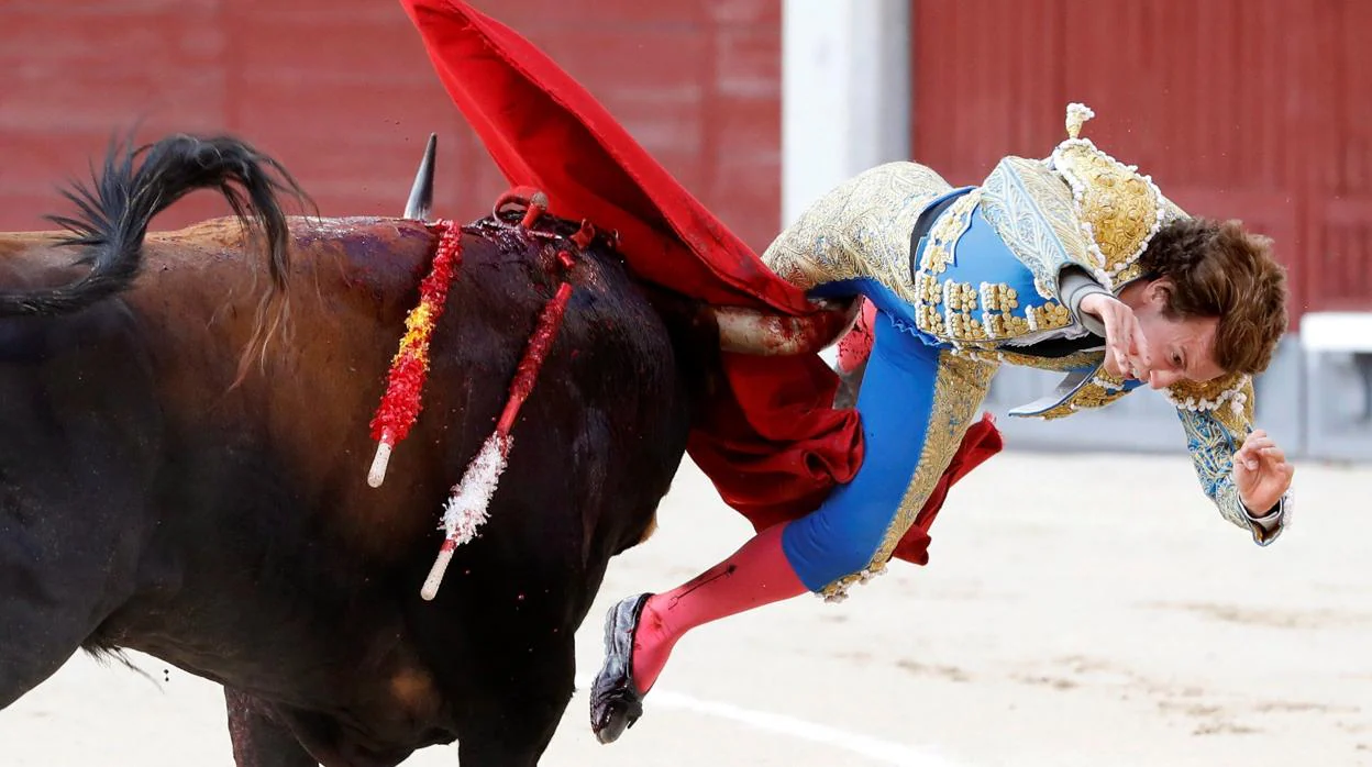 El torero Román sufre una brutal cornada de 30 centímetros en la pierna en Las Ventas