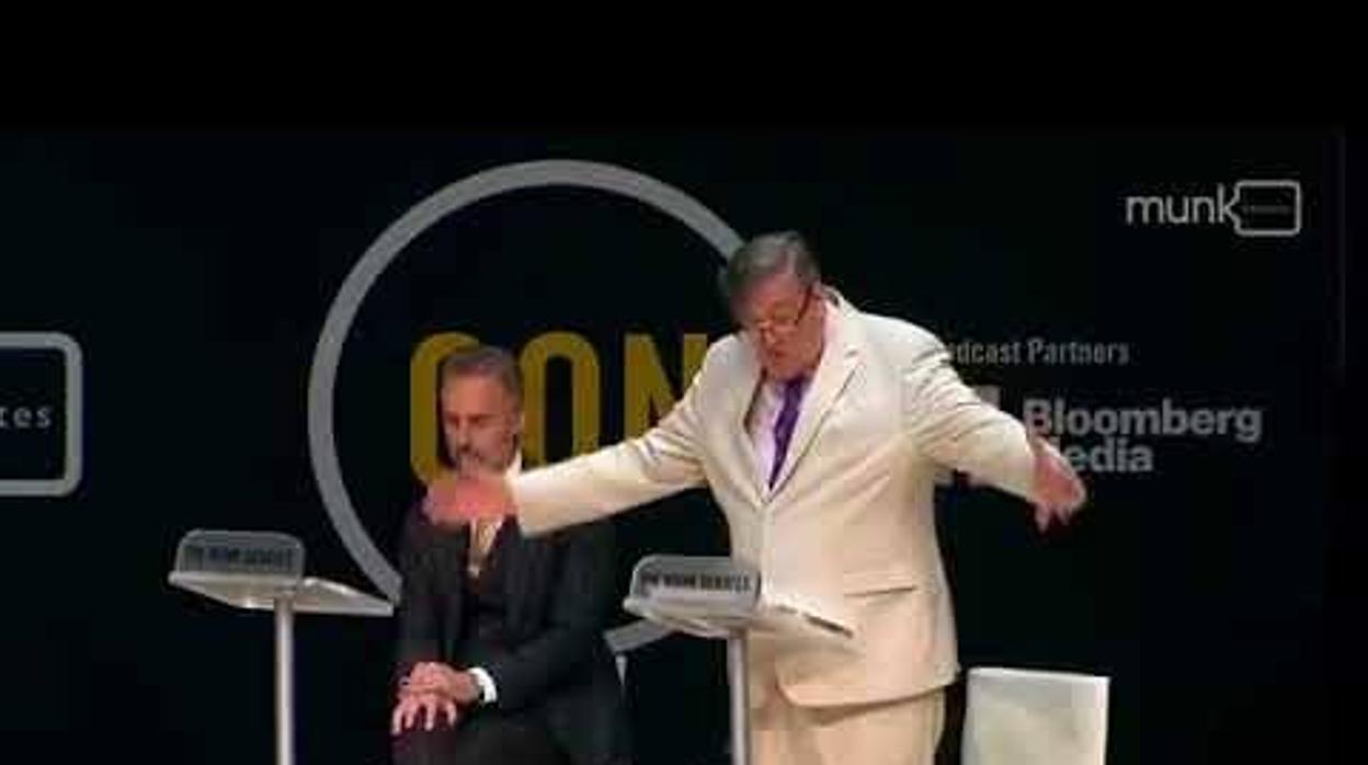 Jordan Peterson y Stephen Fry (de pie) en un momento del debate