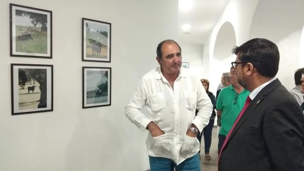 Utrera acoge una exposición de fotografías del conde de la Maza dedicada al toro en el campo