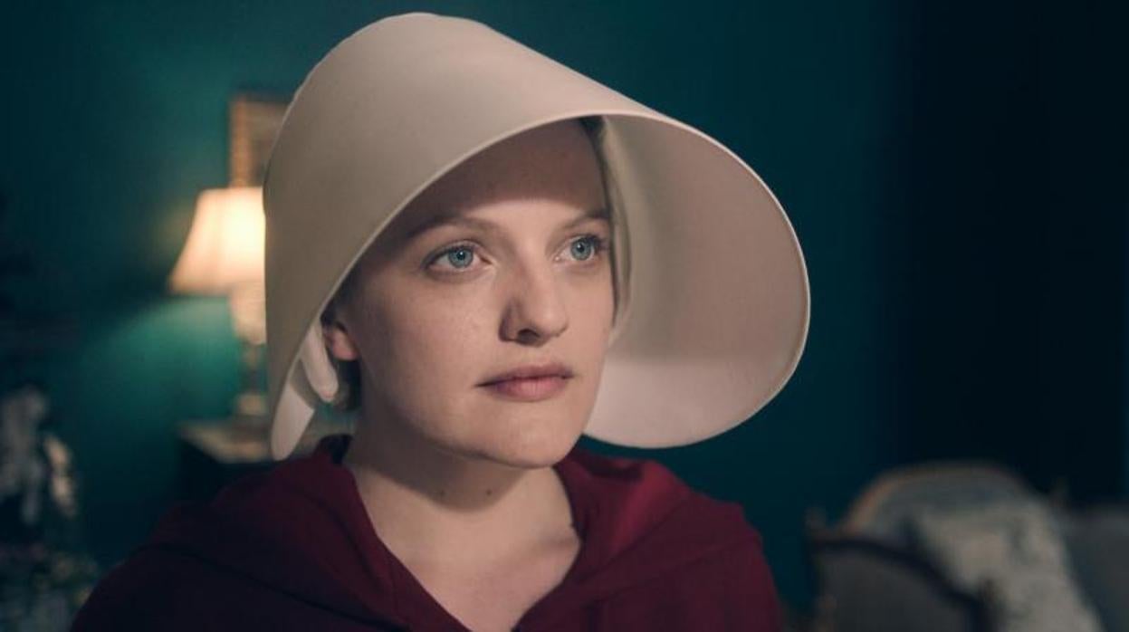 Elisabeth Moss es la protagonista de la adaptación televisiva de «El cuento de la criada», estrenada en 2017 y actualmente en su tercera temporada