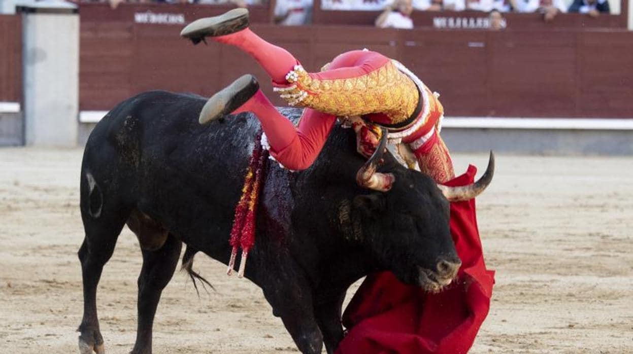 Paco Ureña, durante la cogida del segundo toro en Las Ventas