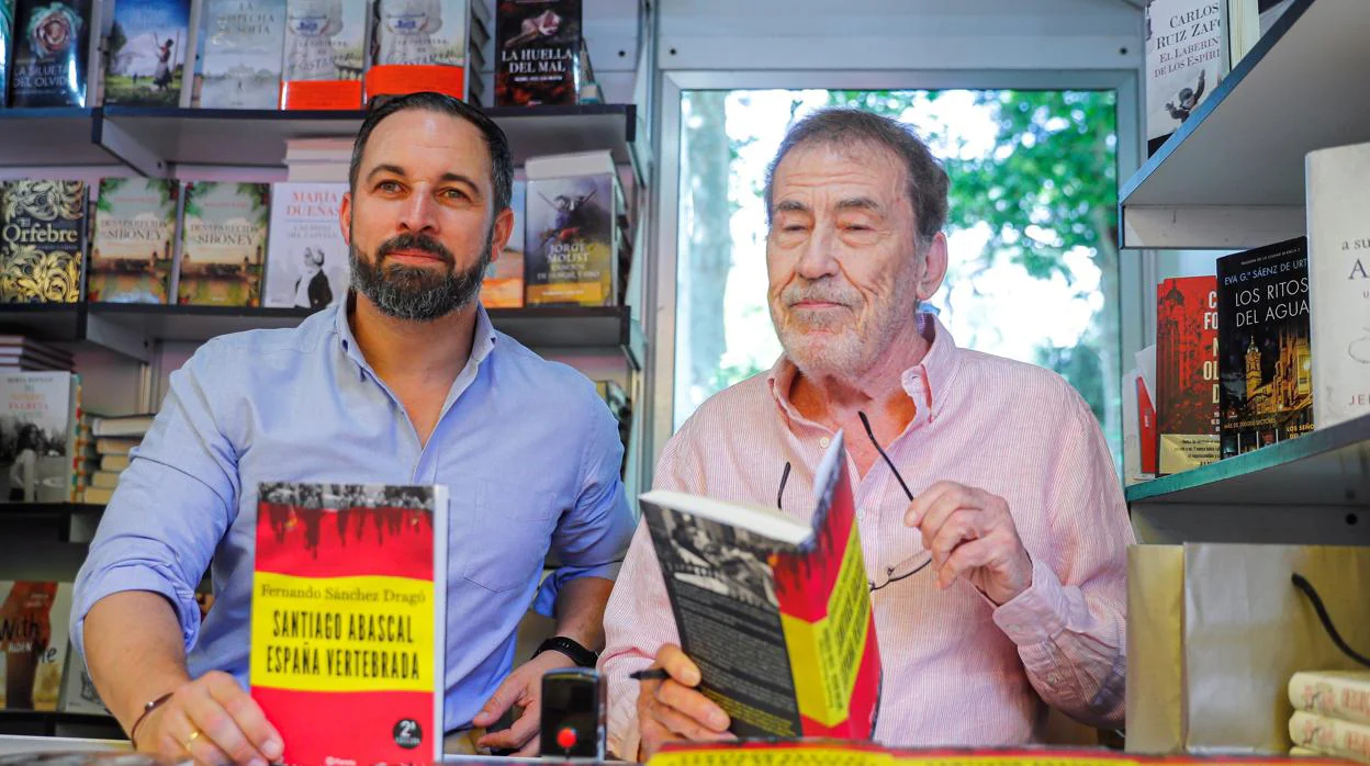 Santiago Abascal, líder de Vox, junto a Fernando Sánchez Dragó
