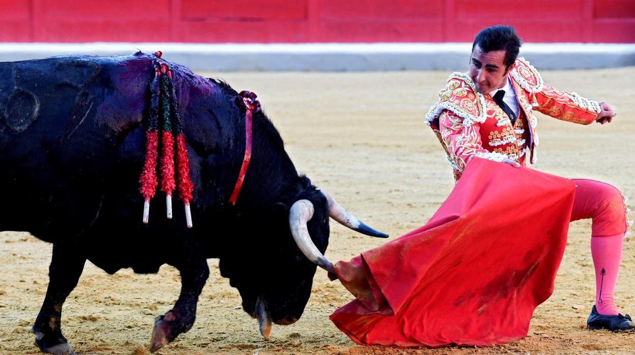 El Fandi da un pase con la muleta al primero de los de su lote