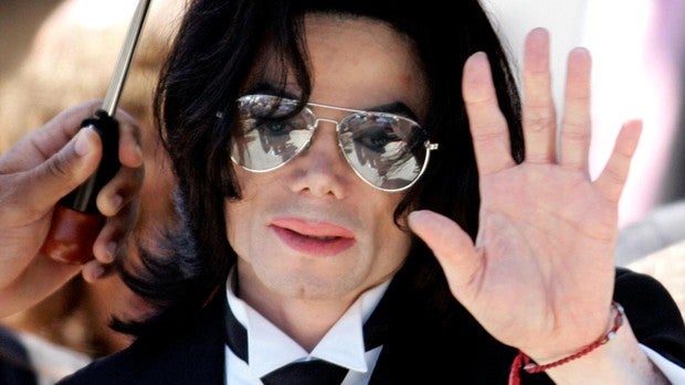 Drogas, notas y una muñeca espeluznante: revelan imágenes inéditas de la habitación donde murió Michael Jackson