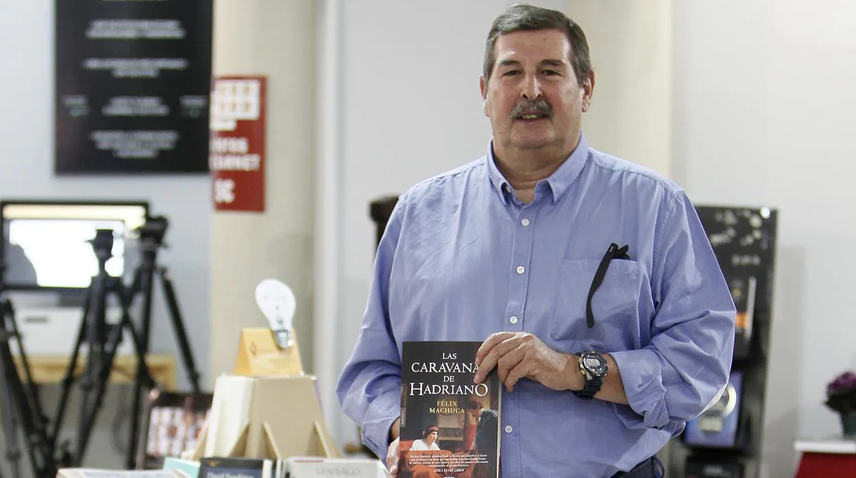 Félix Machuca con un ejemplar de su última novela
