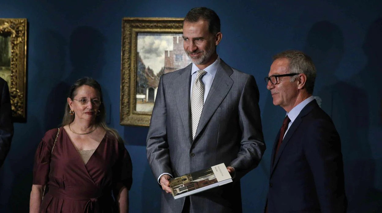 El Rey Felipe VI, junto al ministro de Cultura en funciones, José Guirao (a la derecha), y la vicepresidenta del Real Patronato del Museo Nacional del Prado, Amelia Válcarcel (a la izquierda)