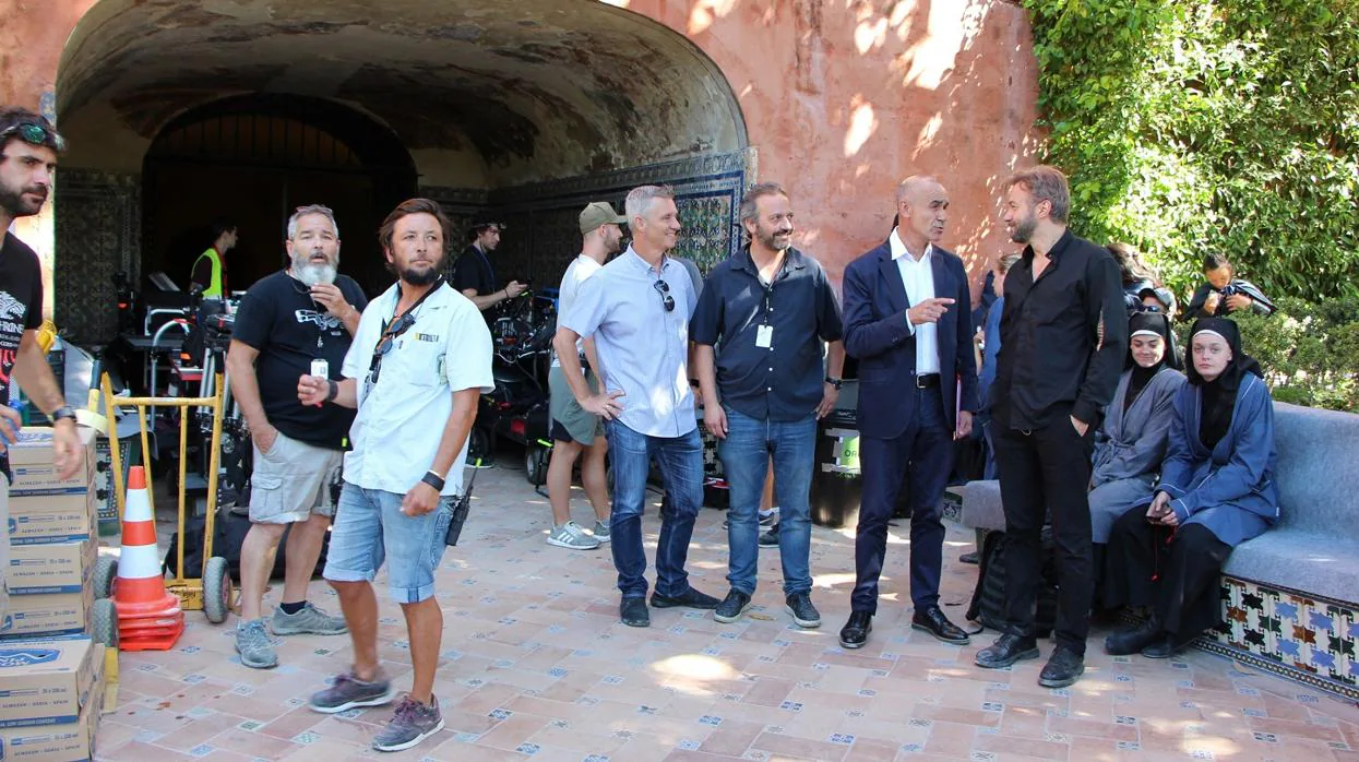 Antonio Muñoz asistió al rodaje en el Real Alcázar, donde conversó con Simon Barry, creador de la serie