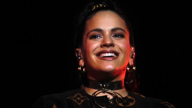 Rosalía anuncia show en Glastonbury con su foto más sensual