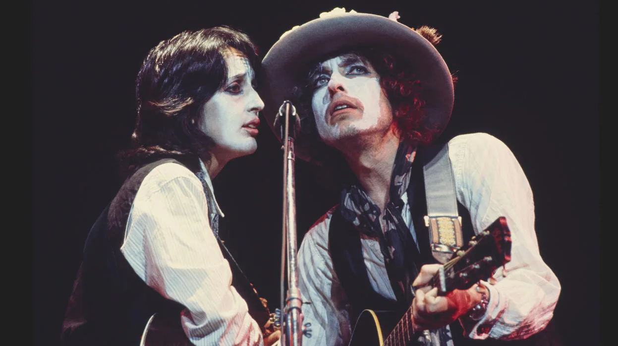 Bob Dylan con Joan Baez durante un concierto de la gira «Rolling Thunder Revue» (1975-76)