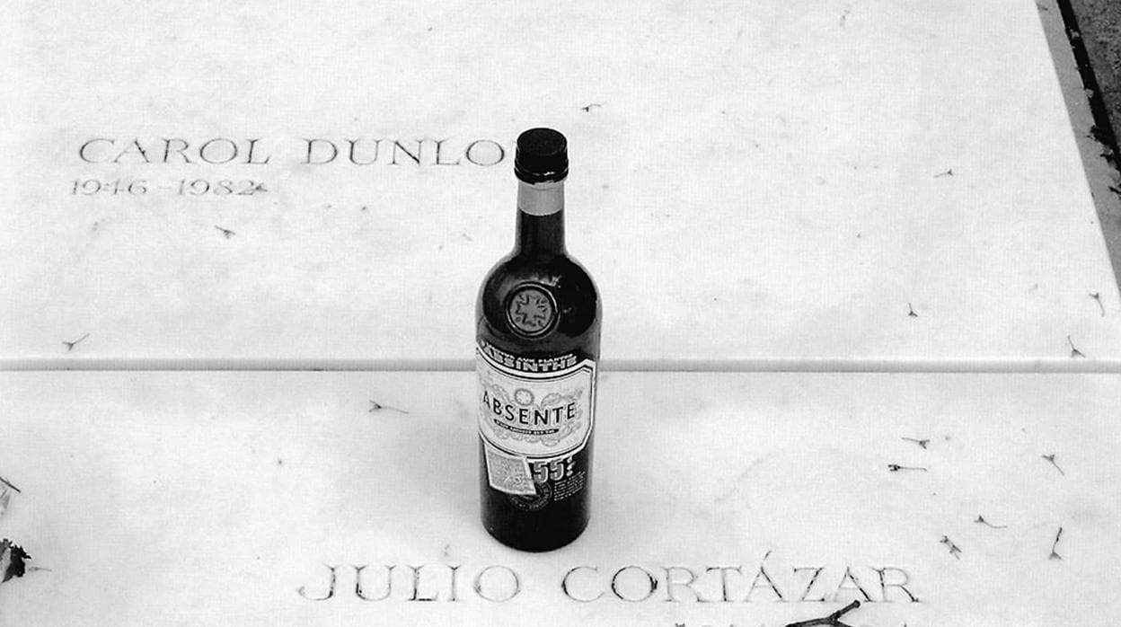 La tumba de Julio Cortázar en Montparnasse (París)