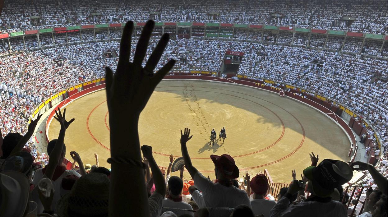 Lleno en los tendidos de la plaza de toros de Pamplona