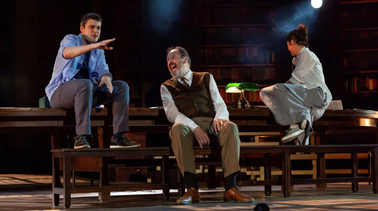 De izquierda a derecha: los actores Bernat Quintana, José María Pou y Miranda Gas, durante el ensayo general de la obra "Viejo amigo Cicerón"