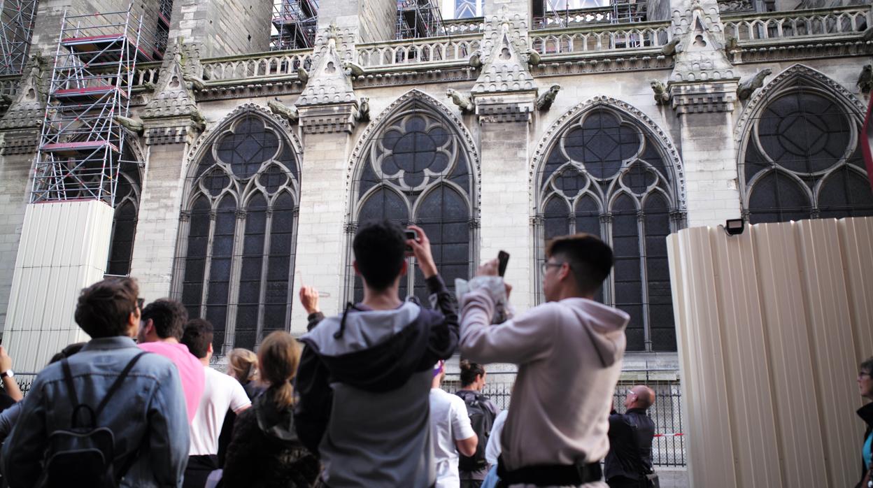 Un grupo de jóvenes frente a la catedral de Notre Dame