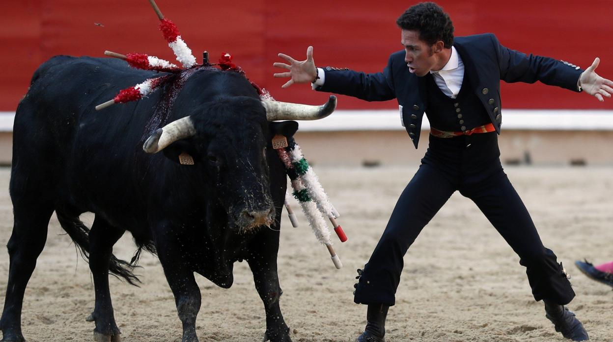 Leonardo Hernández aguarda la muerte del toro