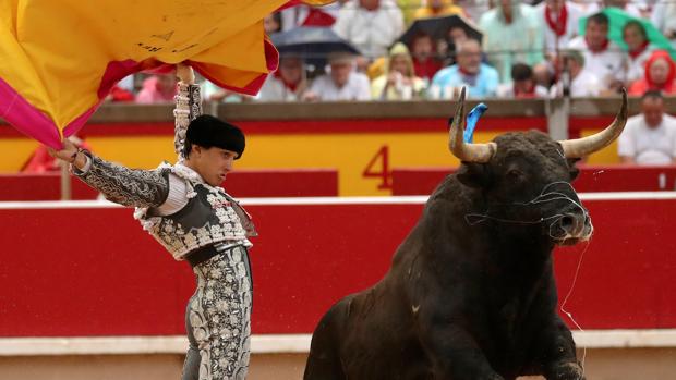 San Fermín en directo: preocupa la lesión de Roca Rey, que pierde el triunfo con el acero