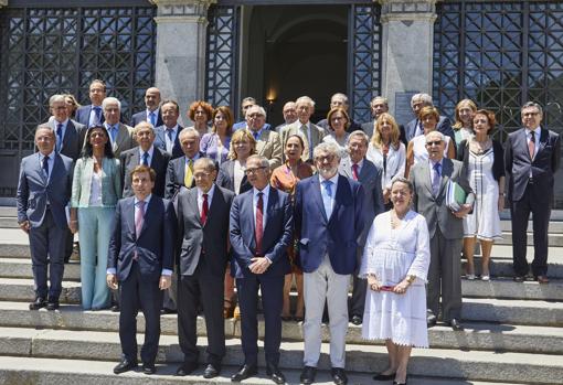 Foto de familia en las escaleras del Casón del Buen Retiro tras la reunión del Pleno del Patronato del Prado. En primer plano, de izquierda a derecha, José Luis Martínez-Almeida, Javier Solana, José Guirao, Miguel Falomir y Amelia Valcárcel