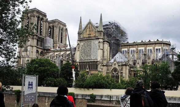 La reconstrucción de Notre Dame sigue empantanada y con riesgos