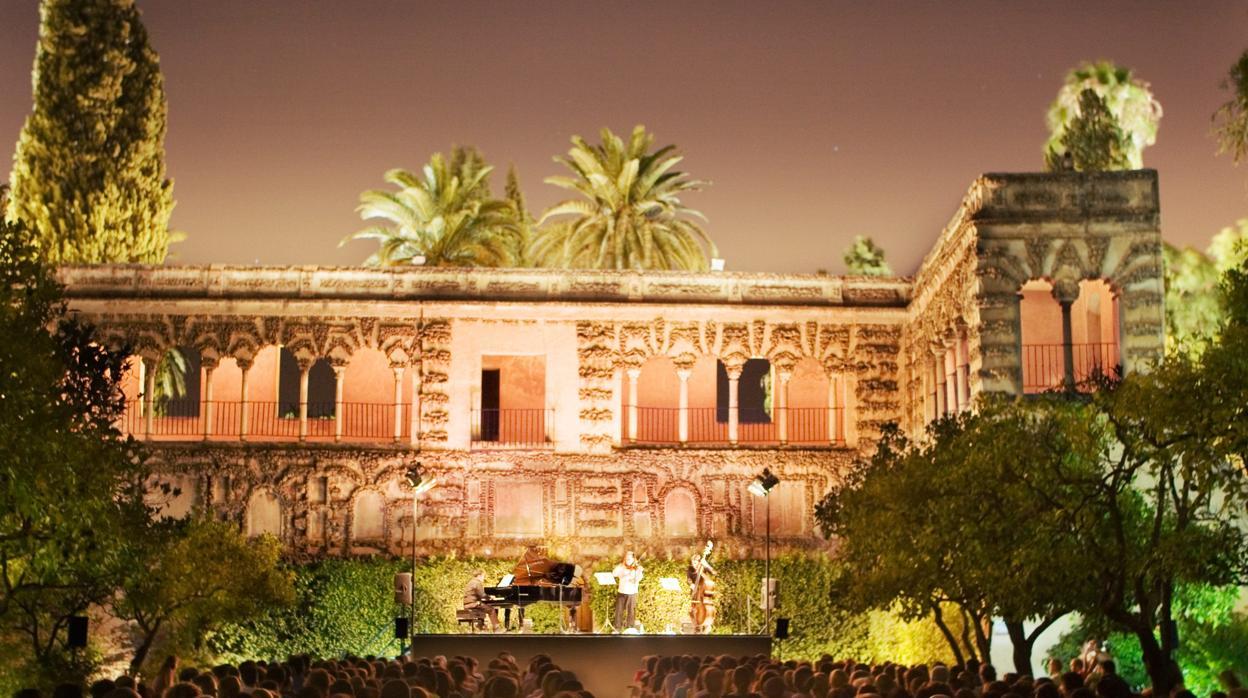 Vista del Alcázar de noche