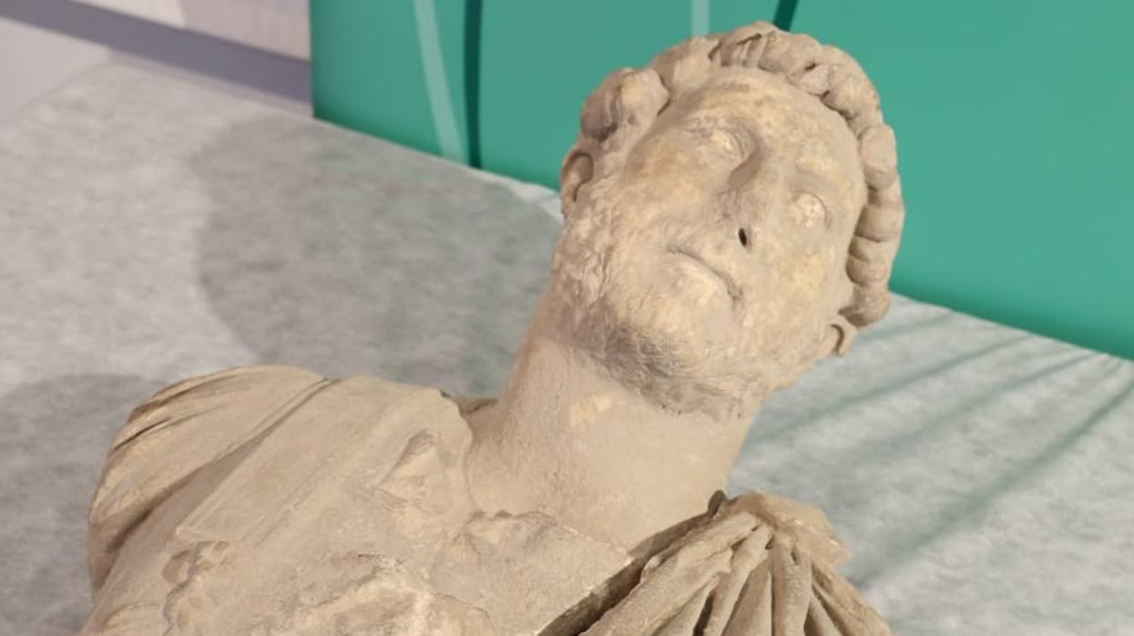 Presentación del busto romano de Adriano