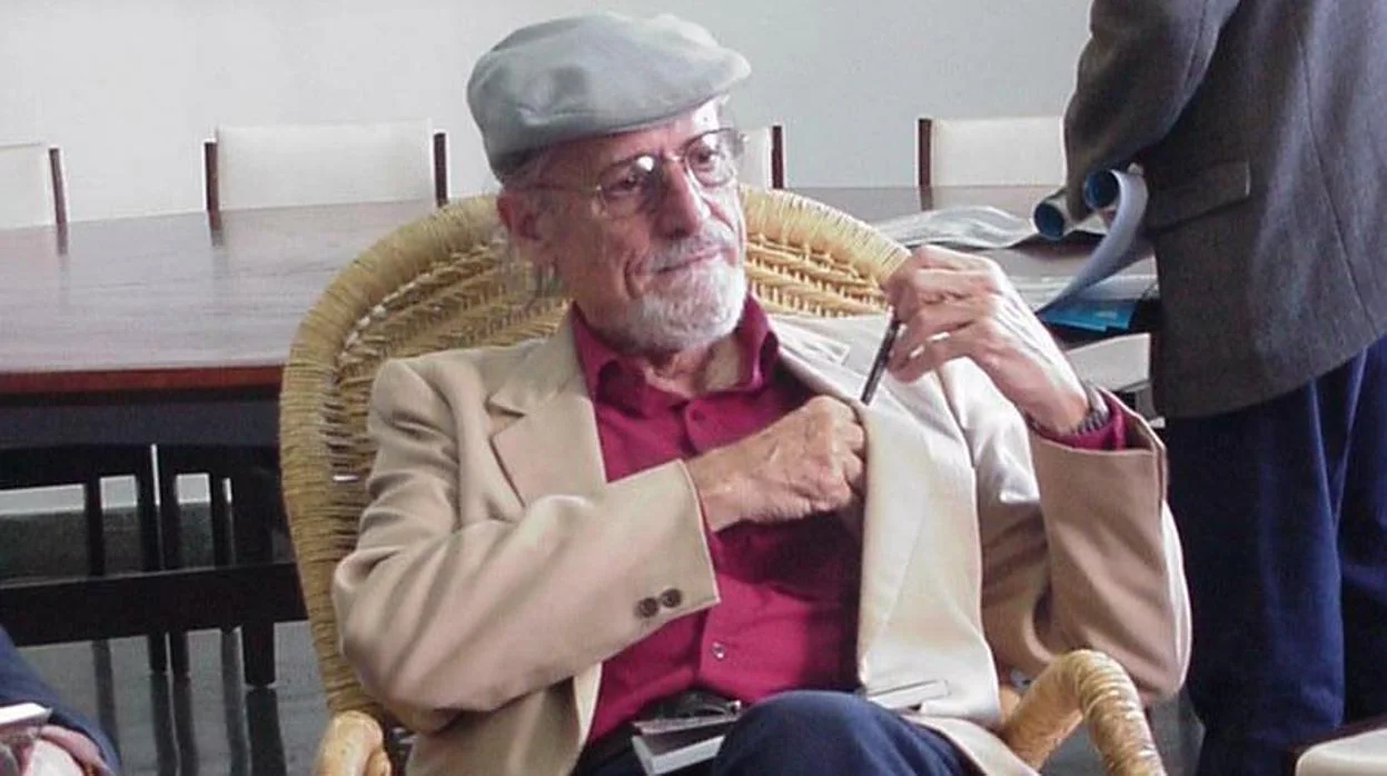 El poeta Roberto Fernández Retamar en 2001