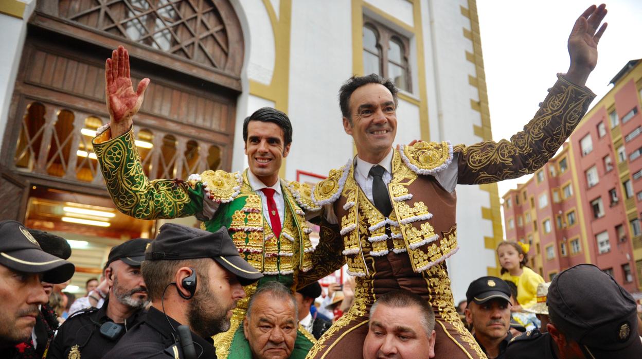 Emilio de Justo y El Cid se marchan por la puerta grande de Cuatro Caminos