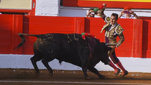 El Fandi pone su salsa al buen «Pescadilla» en Santander