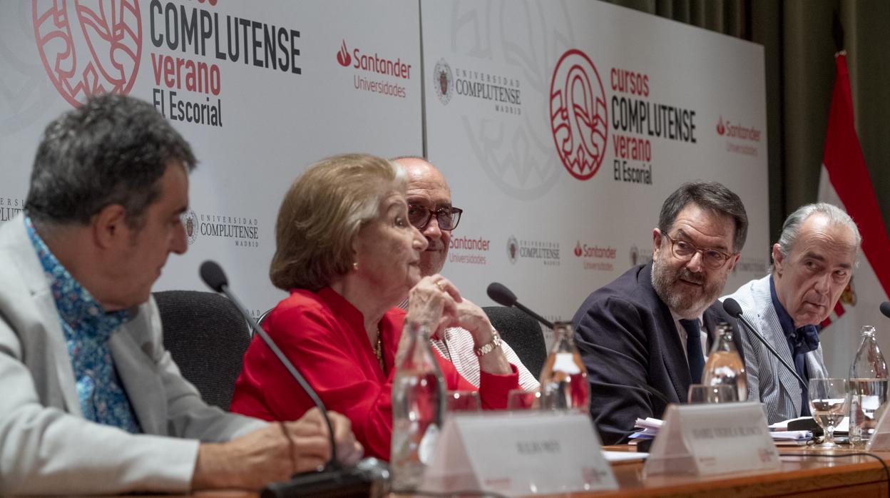 De izquierda a derecha: Julio Rey, Isabel Vigiola, Manuel Álvarez Junco, Bieito Rubido y Luis Alberto de Cuenca