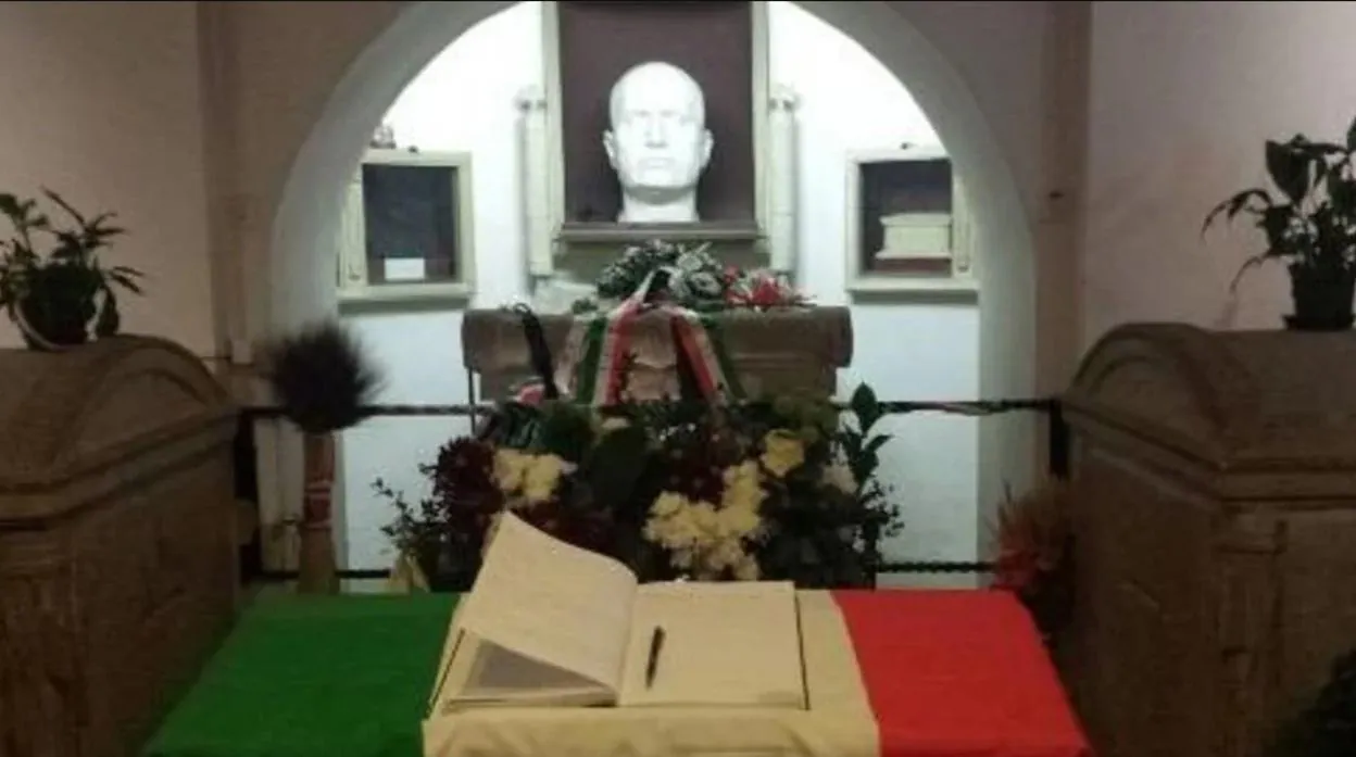 Italia convierte la tumba de Mussolini en una atracción turística