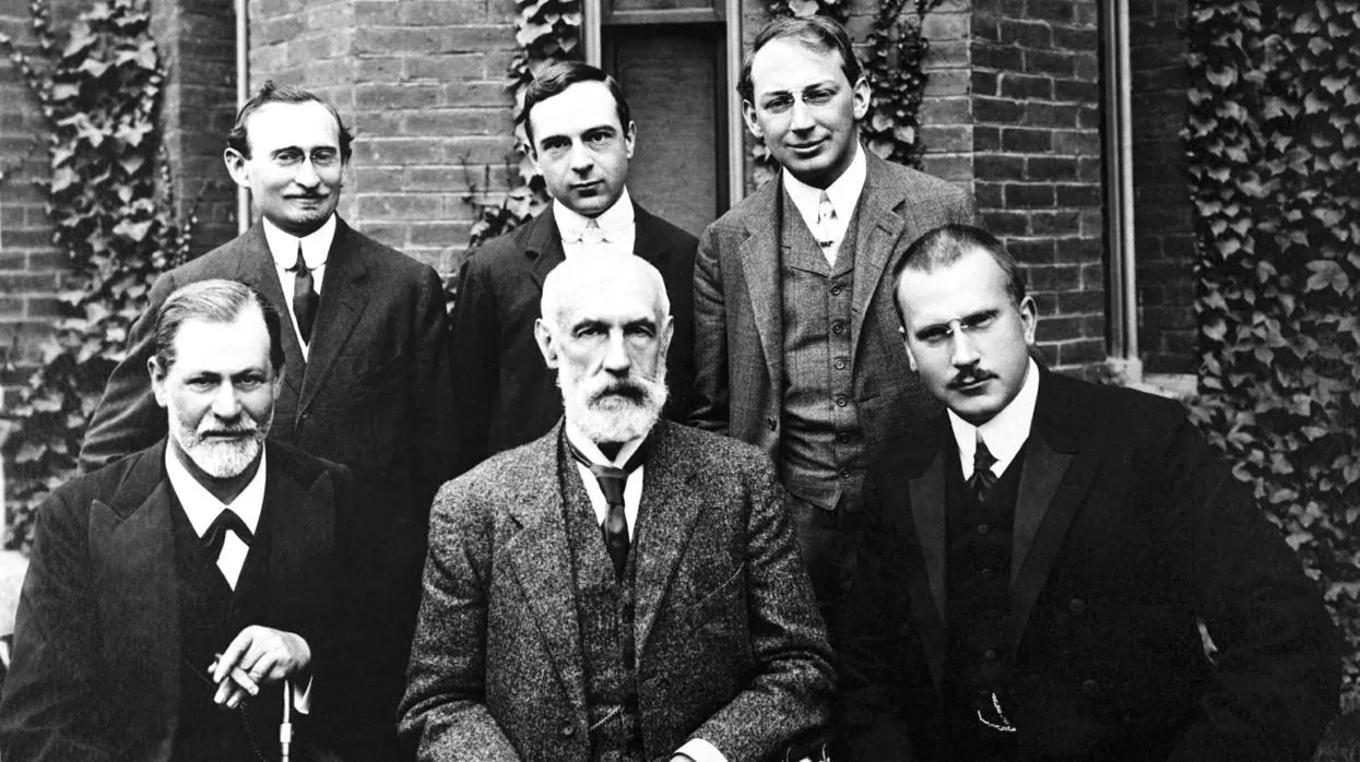En la imagen (sentados), Freud, Stanley Hall y Jung en la Universidad de Worcester en 1908