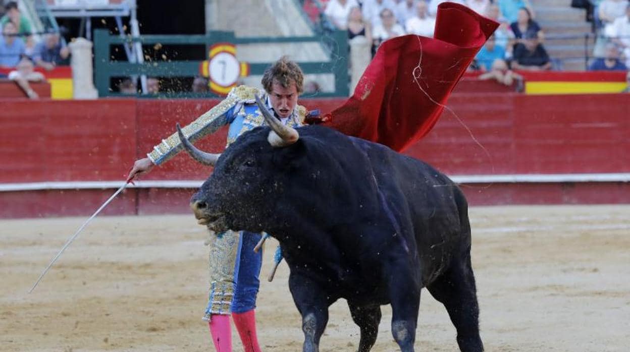 Román, en su primer toro en la Feria de Julio de Valencia