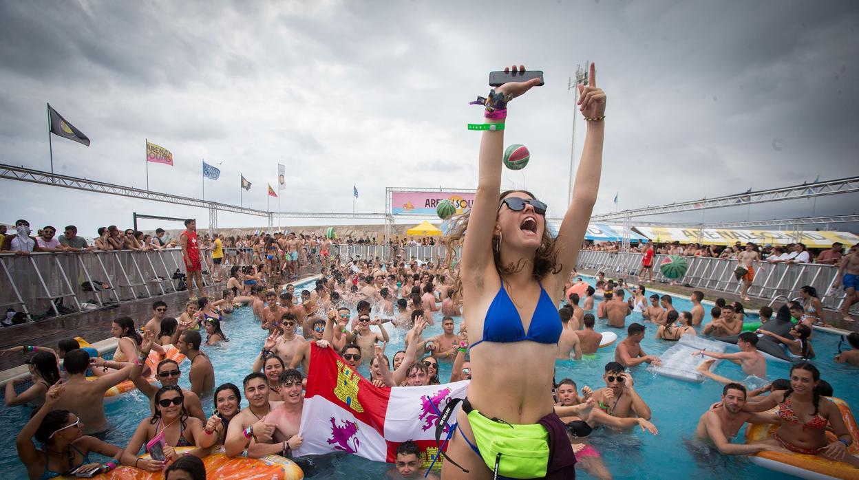 Decenas de jóvenes disfrutan de la piscina en el segundo día de la fiestas de bienvenida del festival Arenal Sound