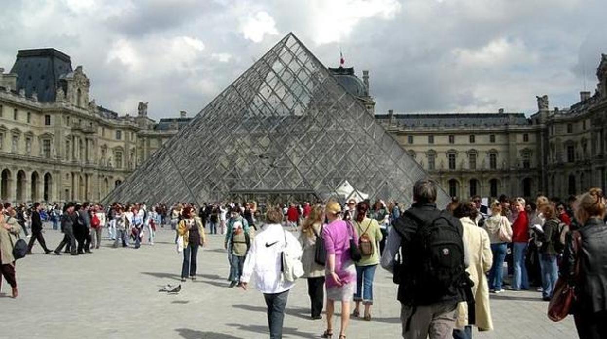 El Museo del Louvre, en París, recibe visitantes llegados de todos los rincones del mundo