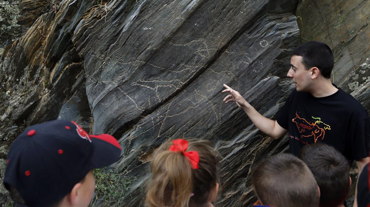 Un grupo de escolares visitan el Yacimiento Arqueológico de Siega Verde (Salamanca) para conocer este entorno que es Patrimonio de la Humanidad