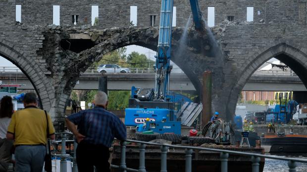 Bélgica derriba uno de los puentes más antiguos de Europa para dar paso a los grandes barcos de mercancías