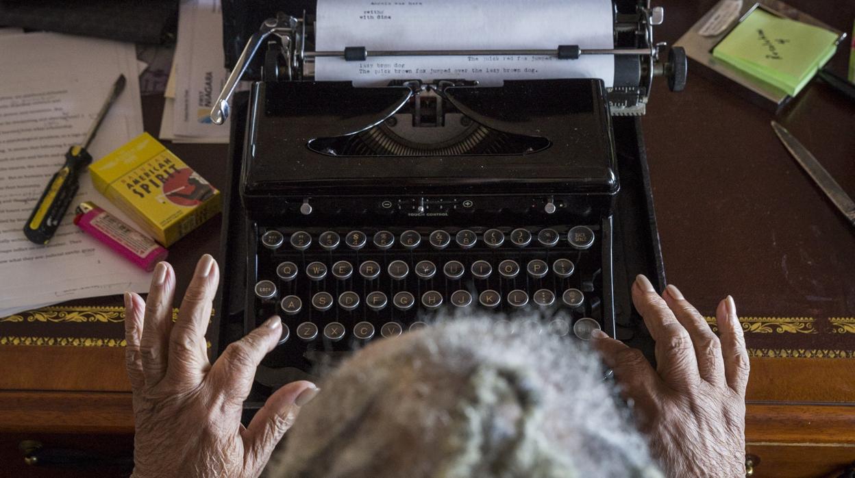 Toni Morrison, con su máquina de escribir