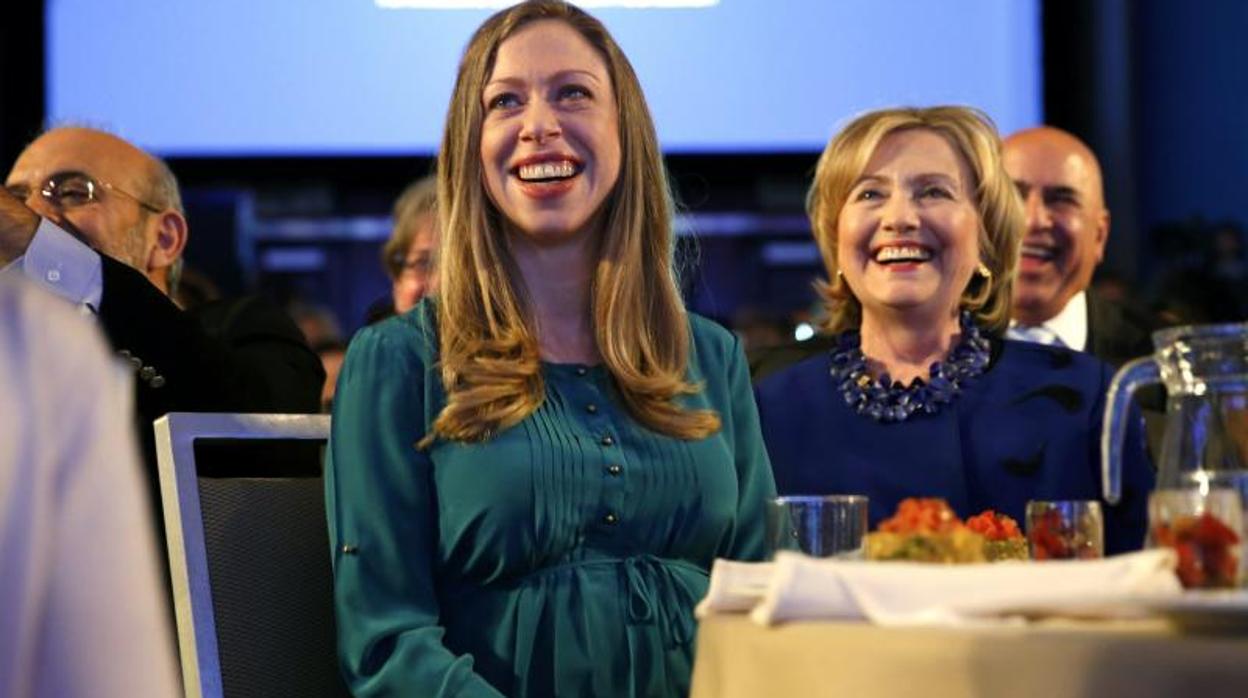 Chelsea Clinton y Hillary Clinton, durante la presentación del libro en Facebook