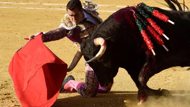 Orejas para El Fandi con un gran toro de Salvador Domecq en Huesca