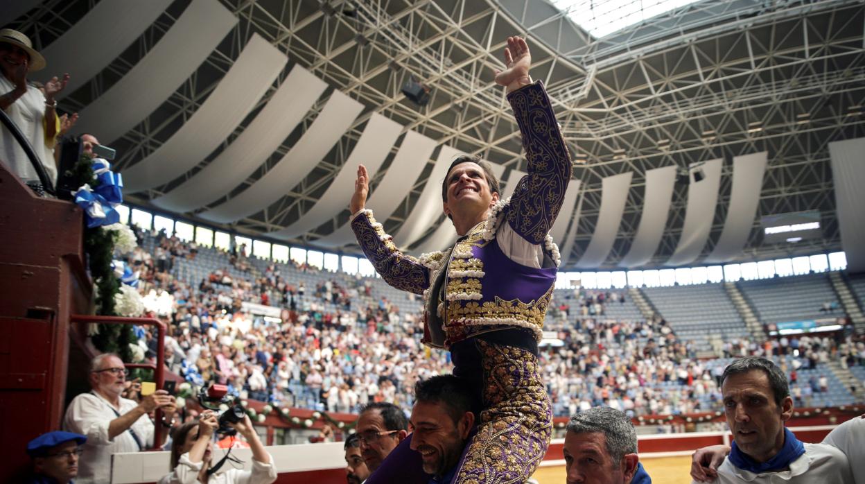 El Juli, feliz a hombros